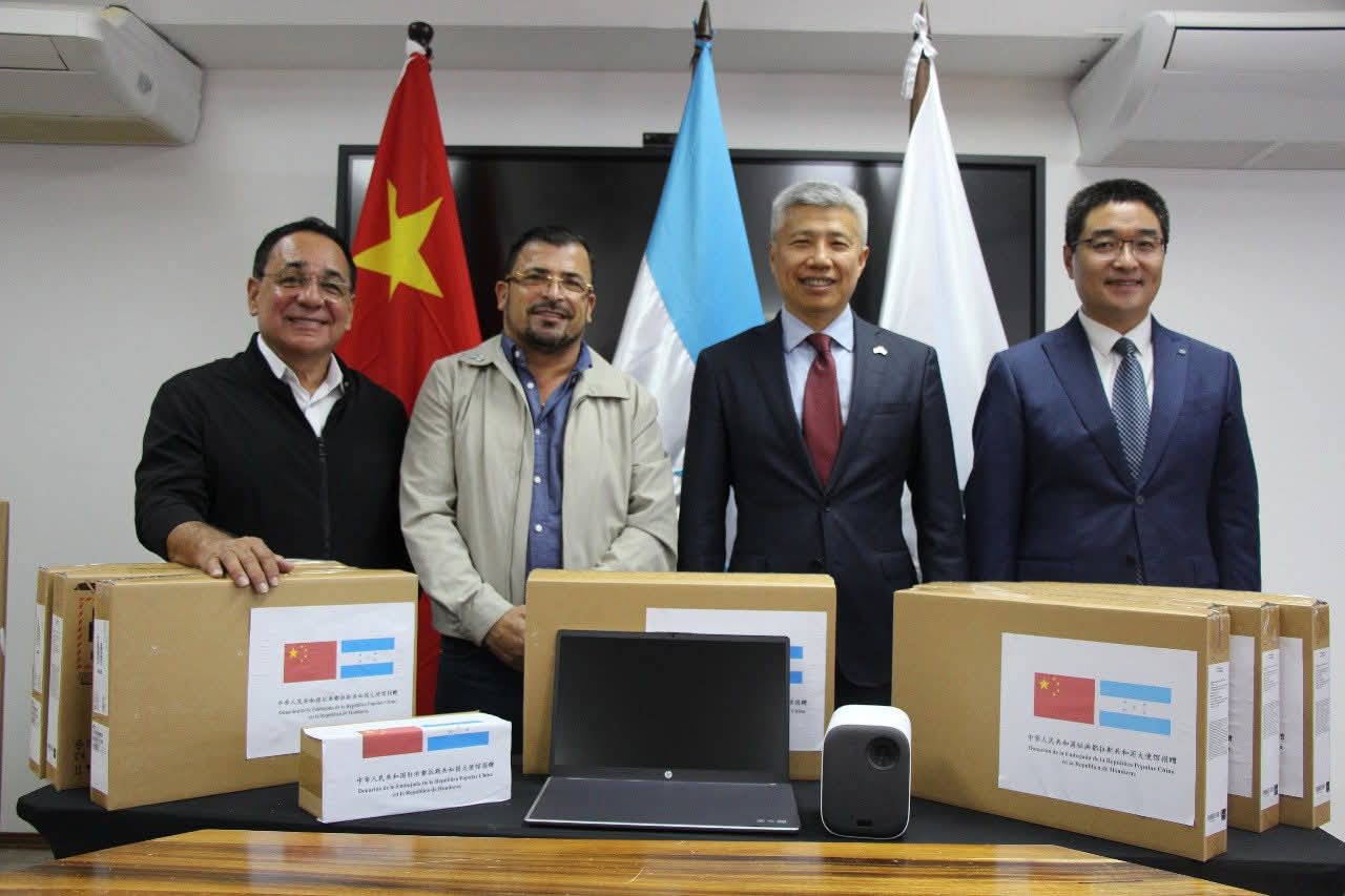 Embajada de la República Popular China en Honduras, realiza donación de equipo informático a AMHON para el fortalecimiento institucional